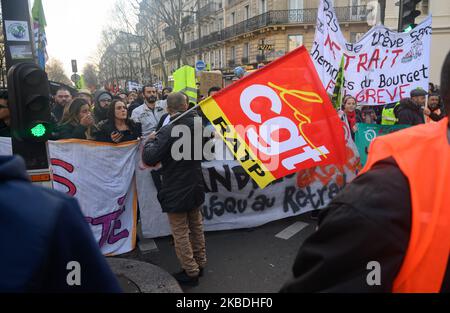 Les agents de la RATP et de la SNCF manifestent sur 26 décembre 2019 à Paris, en France, contre le projet de réforme des retraites qu'ils exigent. (Photo par Estelle Ruiz/NurPhoto) Banque D'Images