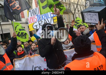 Les agents de la RATP et de la SNCF manifestent sur 26 décembre 2019 à Paris, en France, contre le projet de réforme des retraites qu'ils exigent. (Photo par Estelle Ruiz/NurPhoto) Banque D'Images