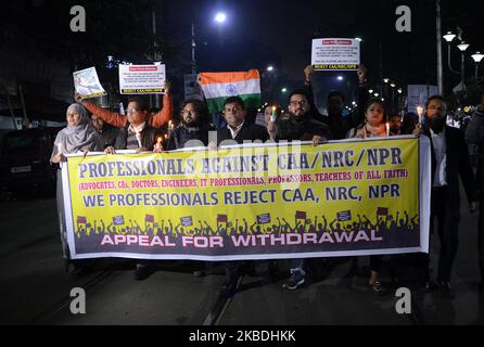 Un citoyen indien de divers champs présente des affiches lors d'un rassemblement aux chandelles pour protester contre la loi sur l'amendement de la citoyenneté (CAA) et le registre national des citoyens (NRC) du gouvernement indien à Kolkata (Inde) le samedi 28th décembre 2019. (Photo de Sonali Pal Chaudhury/NurPhoto) Banque D'Images
