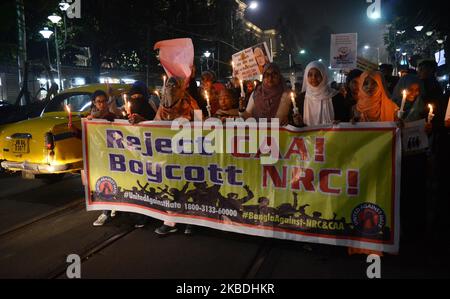 Les femmes musulmanes indiennes ont tenu des bougies et des affiches lors d'un rassemblement de marche aux chandelles pour protester contre la loi sur l'amendement de la citoyenneté (CAA) et le registre national des citoyens (NRC) du gouvernement indien à Kolkata (Inde) le samedi 28th décembre 2019. (Photo de Sonali Pal Chaudhury/NurPhoto) Banque D'Images