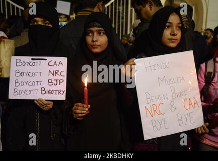 Les femmes musulmanes indiennes ont tenu des bougies et des affiches lors d'un rassemblement de marche aux chandelles pour protester contre la loi sur l'amendement de la citoyenneté (CAA) et le registre national des citoyens (NRC) du gouvernement indien à Kolkata (Inde) le samedi 28th décembre 2019. (Photo de Sonali Pal Chaudhury/NurPhoto) Banque D'Images