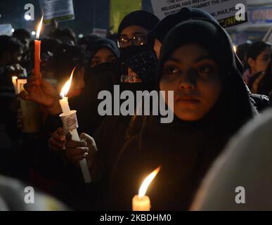 Les femmes musulmanes indiennes ont tenu des bougies et des affiches lors d'un rassemblement de marche aux chandelles pour protester contre la loi sur l'amendement de la citoyenneté (CAA) et le registre national des citoyens (NRC) du gouvernement indien à Kolkata (Inde) le samedi 28th décembre 2019. (Photo de Sonali Pal Chaudhury/NurPhoto) Banque D'Images
