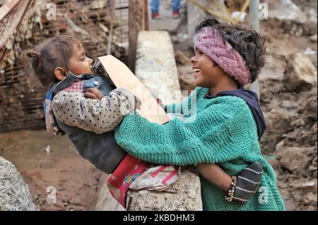 Un garçon sans abri joue avec sa sœur près d'un égout dans la vieille Delhi Inde le 28 décembre 2019 (photo de Nasir Kachroo/NurPhoto) Banque D'Images