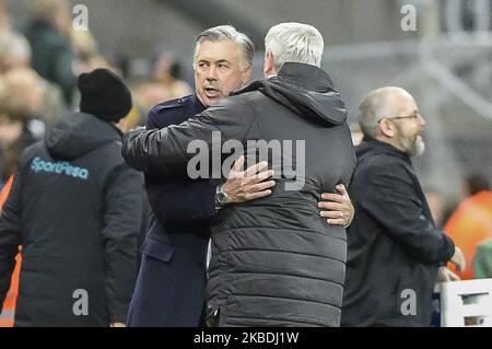 Steve Bruce, directeur de Newcastle United et Carlo Ancelotti, directeur d'Everton partagent un hug à temps plein lors du match de la Premier League entre Newcastle United et Everton à St. James's Park, Newcastle, le samedi 28th décembre 2019. (Photo par IAM Burn/MI News/NurPhoto) Banque D'Images