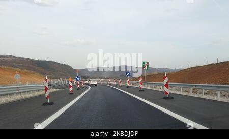 A2 Hemus route qui relie Sofia à la ville de Varna de la mer Noire, une fois terminée. À partir de janvier 2020, les camions et les autobus jusqu'à 12 tonnes paieront une taxe d'environ 10 cents bulgares (0,05 cents euros) par kilomètre pour plus de 10 000 km de routes nationales couvertes par le système de péage. Cela a été annoncé par le ministère du développement régional et des travaux publics. Les frais de péage pour les poids lourds seront basés sur les kilomètres dépensés sur environ la moitié des routes républicaines pour un total de 20 000 km. Le déplacement d'environ 20 000 km de routes municipales reste libre. L'exigence MRDPW était de Banque D'Images