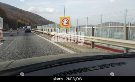 A2 Hemus route qui relie Sofia à la ville de Varna de la mer Noire, une fois terminée. À partir de janvier 2020, les camions et les autobus jusqu'à 12 tonnes paieront une taxe d'environ 10 cents bulgares (0,05 cents euros) par kilomètre pour plus de 10 000 km de routes nationales couvertes par le système de péage. Cela a été annoncé par le ministère du développement régional et des travaux publics. Les frais de péage pour les poids lourds seront basés sur les kilomètres dépensés sur environ la moitié des routes républicaines pour un total de 20 000 km. Le déplacement d'environ 20 000 km de routes municipales reste libre. L'exigence MRDPW était de Banque D'Images