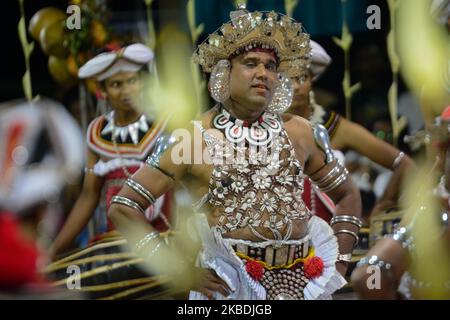 La danseuse traditionnelle sri-lankaise interprète la cérémonie ritualiste traditionnelle Kohoba Kankaiya à Kotte Rajamaha Viharaya Colombo, Sri Lanka, le 28 décembre 2019 (photo d'Akila Jayawardana/NurPhoto) Banque D'Images
