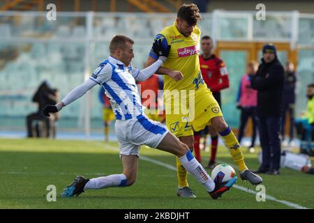 Filip Djordjevic de A.C. Chievo Verona 1929 lutte pour le ballon avec Matteo Ciofani de Pescara Calcio 1936 lors du match italien de la série B 2019/2020 entre Pescara Calcio 1936 et A.C. Chievo Verona 1929 au Stadio Adriatico Giovanni Cornacchia le 29 décembre 2019 à Pescara, Italie. (Photo de Danilo Di Giovanni/NurPhoto) Banque D'Images