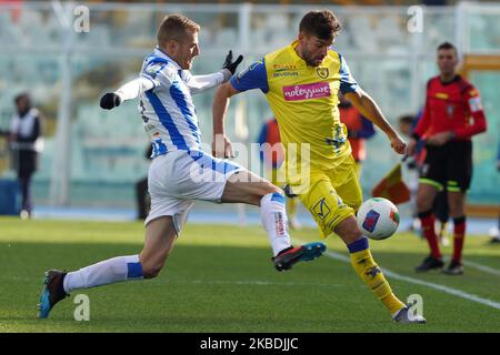 Filip Djordjevic de A.C. Chievo Verona 1929 lutte pour le ballon avec Matteo Ciofani de Pescara Calcio 1936 lors du match italien de la série B 2019/2020 entre Pescara Calcio 1936 et A.C. Chievo Verona 1929 au Stadio Adriatico Giovanni Cornacchia le 29 décembre 2019 à Pescara, Italie. (Photo de Danilo Di Giovanni/NurPhoto) Banque D'Images