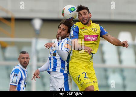 Filip Djordjevic de A.C. Chievo Verona 1929 bataille pour le ballon avec Luca Palmiero de Pescara Calcio 1936 pendant le match italien de série B 2019/2020 entre Pescara Calcio 1936 et A.C. Chievo Verona 1929 au Stadio Adriatico Giovanni Cornacchia le 29 décembre 2019 à Pescara, Italie. (Photo de Danilo Di Giovanni/NurPhoto) Banque D'Images