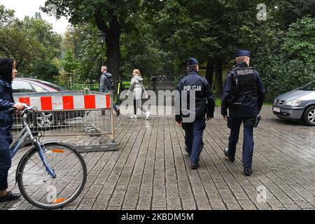 Des membres des forces de police vus dans le parc Planty de Cracovie. Lundi, 17 décembre 2019, à Cracovie, en Pologne. (Photo par Artur Widak/NurPhoto) Banque D'Images