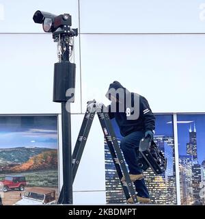 Un agent de maintenance est vu retirer le mécanisme d'enregistrement d'un dispositif d'application de caméra de lumière rouge à l'intersection d'Irving Park Rd et Laramie Ave à Chicago, Illinois, États-Unis sur 31 décembre 2019. Les caméras de feu rouge de Chicago ont émis plus de $700 millions de billets et d'amendes au cours de la dernière décennie. (Photo de Patrick Gorski/NurPhoto) Banque D'Images