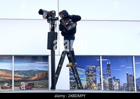 Un agent de maintenance est vu retirer le mécanisme d'enregistrement d'un dispositif d'application de caméra de lumière rouge à l'intersection d'Irving Park Rd et Laramie Ave à Chicago, Illinois, États-Unis sur 31 décembre 2019. Les caméras de feu rouge de Chicago ont émis plus de $700 millions de billets et d'amendes au cours de la dernière décennie. (Photo de Patrick Gorski/NurPhoto) Banque D'Images