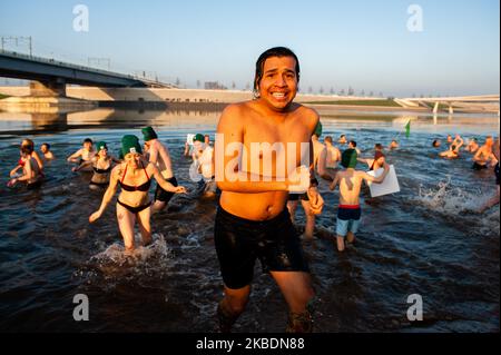 La plongée climatique est une variante de la plongée annuelle du nouvel an. Le 1st janvier 2020, des centaines de personnes ont fait un plongeon dans la plage de Spiegelwaal, dans la ville néerlandaise de Nimègue, aux pays-Bas. Cette année a été organisée par l'organisation environnementale indépendante Milieudéfensie. Cette organisation a organisé plusieurs plongées "climatiques" dans tout le pays, pour montrer au gouvernement néerlandais que le climat sera sérieux en 2020. (Photo par Romy Arroyo Fernandez/NurPhoto) Banque D'Images