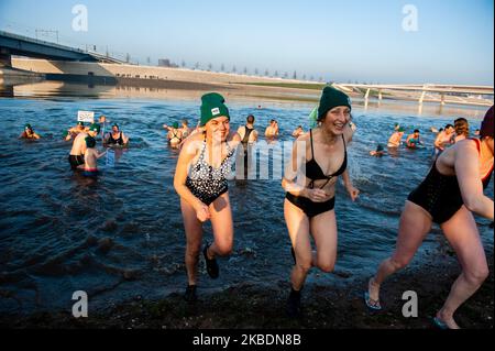 La plongée climatique est une variante de la plongée annuelle du nouvel an. Le 1st janvier 2020, des centaines de personnes ont fait un plongeon dans la plage de Spiegelwaal, dans la ville néerlandaise de Nimègue, aux pays-Bas. Cette année a été organisée par l'organisation environnementale indépendante Milieudéfensie. Cette organisation a organisé plusieurs plongées "climatiques" dans tout le pays, pour montrer au gouvernement néerlandais que le climat sera sérieux en 2020. (Photo par Romy Arroyo Fernandez/NurPhoto) Banque D'Images