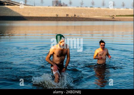 La plongée climatique est une variante de la plongée annuelle du nouvel an. Le 1st janvier 2020, des centaines de personnes ont fait un plongeon dans la plage de Spiegelwaal, dans la ville néerlandaise de Nimègue, aux pays-Bas. Cette année a été organisée par l'organisation environnementale indépendante Milieudéfensie. Cette organisation a organisé plusieurs plongées "climatiques" dans tout le pays, pour montrer au gouvernement néerlandais que le climat sera sérieux en 2020. (Photo par Romy Arroyo Fernandez/NurPhoto) Banque D'Images