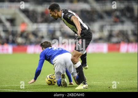 Isaac Hayden (14) de Newcastle United enchevêtrements avec James Justin (2) de Leicester City lors du match de la Premier League entre Newcastle United et Leicester City à St. James's Park, Newcastle, le mercredi 1st janvier 2020. (Photo par IAM Burn/MI News/NurPhoto) Banque D'Images