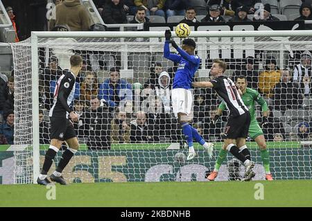 Demarai Gray (7) de Leicester City dirige le ballon lors du match de la Premier League entre Newcastle United et Leicester City à St. James's Park, Newcastle, le mercredi 1st janvier 2020. (Photo par IAM Burn/MI News/NurPhoto) Banque D'Images