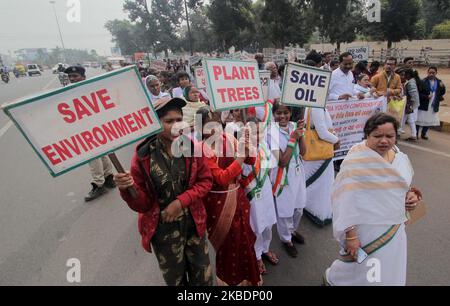 Les élèves de l'école tiennent des pancartes de sensibilisation alors qu'ils se promène dans un carnaval de sensibilisation pour la paix mondiale dans la capitale de l'État indien de l'est, Bhubaneswar, le 2 janvier 2020. (Photo par STR/NurPhoto) Banque D'Images