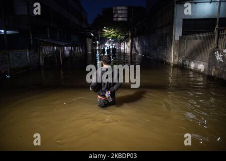 Les résidents se sont précipités dans une zone inondée de la route principale, à l'ouest de Jakarta, en Indonésie, sur 02 janvier 2020. Les inondations causées par de fortes pluies ont fait au moins 21 morts et des dizaines de milliers de personnes ont été déplacées de leurs foyers alors que la ville se prépare à la poursuite des pluies. (Photo par Afriadi Hikmal/NurPhoto) Banque D'Images