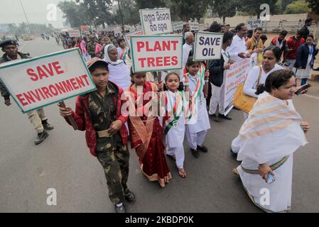 Les élèves de l'école tiennent des pancartes de sensibilisation alors qu'ils se promène dans un carnaval de sensibilisation pour la paix mondiale dans la capitale de l'État indien de l'est, Bhubaneswar, le 2 janvier 2020. (Photo par STR/NurPhoto) Banque D'Images