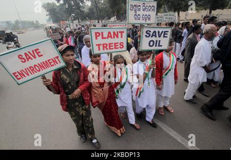 Les élèves de l'école tiennent des pancartes de sensibilisation alors qu'ils se promène dans un carnaval de sensibilisation pour la paix mondiale dans la capitale de l'État indien de l'est, Bhubaneswar, le 2 janvier 2020. (Photo par STR/NurPhoto) Banque D'Images