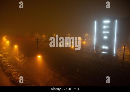 Brouillard dans le centre-ville de la ville hollandaise d'Eindhoven. Basse température, temps froid en hiver, faible visibilité, brouillard dense et circulation réduite pendant la première nuit de l'année 2020. Eindhoven, pays-Bas - 1 janvier 2020 (photo de Nicolas Economou/NurPhoto) Banque D'Images