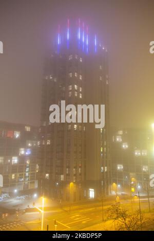 Brouillard dans le centre-ville de la ville hollandaise d'Eindhoven. Basse température, temps froid en hiver, faible visibilité, brouillard dense et circulation réduite pendant la première nuit de l'année 2020. Eindhoven, pays-Bas - 1 janvier 2020 (photo de Nicolas Economou/NurPhoto) Banque D'Images