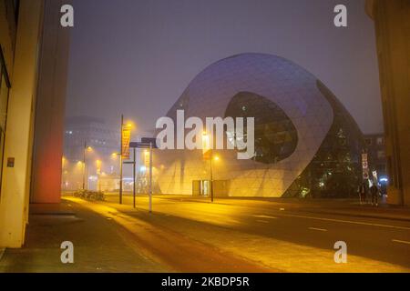 Brouillard dans le centre-ville de la ville hollandaise d'Eindhoven. Basse température, temps froid en hiver, faible visibilité, brouillard dense et circulation réduite pendant la première nuit de l'année 2020. Eindhoven, pays-Bas - 1 janvier 2020 (photo de Nicolas Economou/NurPhoto) Banque D'Images