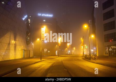 Brouillard dans le centre-ville de la ville hollandaise d'Eindhoven. Basse température, temps froid en hiver, faible visibilité, brouillard dense et circulation réduite pendant la première nuit de l'année 2020. Eindhoven, pays-Bas - 1 janvier 2020 (photo de Nicolas Economou/NurPhoto) Banque D'Images