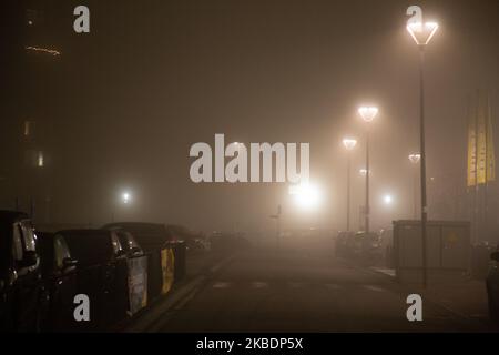 Brouillard dans le centre-ville de la ville hollandaise d'Eindhoven. Basse température, temps froid en hiver, faible visibilité, brouillard dense et circulation réduite pendant la première nuit de l'année 2020. Eindhoven, pays-Bas - 1 janvier 2020 (photo de Nicolas Economou/NurPhoto) Banque D'Images