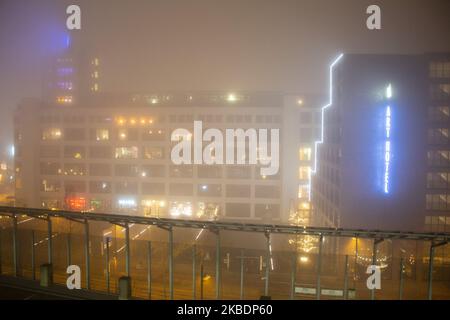 Brouillard dans le centre-ville de la ville hollandaise d'Eindhoven. Basse température, temps froid en hiver, faible visibilité, brouillard dense et circulation réduite pendant la première nuit de l'année 2020. Eindhoven, pays-Bas - 1 janvier 2020 (photo de Nicolas Economou/NurPhoto) Banque D'Images