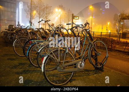 Brouillard dans le centre-ville de la ville hollandaise d'Eindhoven. Basse température, temps froid en hiver, faible visibilité, brouillard dense et circulation réduite pendant la première nuit de l'année 2020. Eindhoven, pays-Bas - 1 janvier 2020 (photo de Nicolas Economou/NurPhoto) Banque D'Images