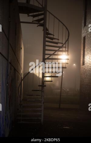 Brouillard dans le centre-ville de la ville hollandaise d'Eindhoven. Basse température, temps froid en hiver, faible visibilité, brouillard dense et circulation réduite pendant la première nuit de l'année 2020. Eindhoven, pays-Bas - 1 janvier 2020 (photo de Nicolas Economou/NurPhoto) Banque D'Images