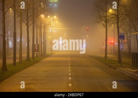 Brouillard dans le centre-ville de la ville hollandaise d'Eindhoven. Basse température, temps froid en hiver, faible visibilité, brouillard dense et circulation réduite pendant la première nuit de l'année 2020. Eindhoven, pays-Bas - 1 janvier 2020 (photo de Nicolas Economou/NurPhoto) Banque D'Images