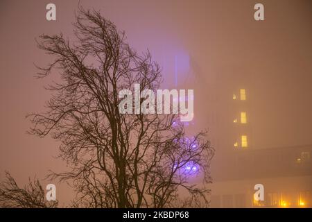 Brouillard dans le centre-ville de la ville hollandaise d'Eindhoven. Basse température, temps froid en hiver, faible visibilité, brouillard dense et circulation réduite pendant la première nuit de l'année 2020. Eindhoven, pays-Bas - 1 janvier 2020 (photo de Nicolas Economou/NurPhoto) Banque D'Images