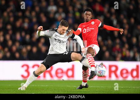 Jack Marriott (14) de Derby County bataille avec Clarke Oduor (22) de Barnsley lors du match de championnat Sky Bet entre Derby County et Barnsley au Pride Park, Derby le jeudi 2nd janvier 2020. (Photo de Jon Hobley/MI News/NurPhoto) Banque D'Images