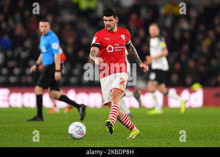 Alex Mowatt (27) de Barnsley lors du match de championnat Sky Bet entre Derby County et Barnsley au Pride Park, Derby, le jeudi 2nd janvier 2020. (Photo de Jon Hobley/MI News/NurPhoto) Banque D'Images