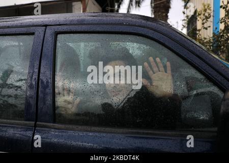 Un bédouin palestinien regardant derrière le verre lors d'une forte pluie à Gaza, sur 4 janvier 2020. (Photo de Majdi Fathi/NurPhoto) Banque D'Images