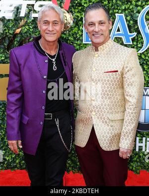 BEVERLY HILLS, LOS ANGELES, CALIFORNIE, États-Unis - JANVIER 04 : Greg Louganis et Johnny Chaillot arrivent à l'événement annuel Gold Meets Golden 7th qui s'est tenu à Virginia Robinson Gardens and Estate on 4 janvier 2020 à Beverly Hills, Los Angeles, Californie, États-Unis. (Photo par Xavier Collin/image Press Agency/NurPhoto) Banque D'Images