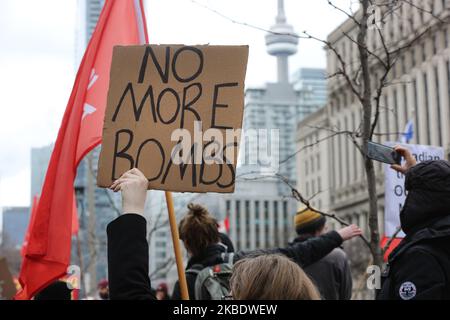 Une femme tient un panneau disant « plus de bombes » alors que les Canadiens ont manifesté devant le consulat américain à Toronto, Ontario, Canada, sur 04 janvier 2020 pour protester contre l'agression américaine contre l'Iran à la suite d'une frappe aérienne américaine qui a tué le général de division iranien Qassem Soleimani, chef de l'élite Quds Force, Et le commandant de la milice irakienne Abou Mahdi al-Muhandis le vendredi 03 janvier 2020. Les manifestants canadiens ont dénoncé les frappes aériennes ordonnées par le président américain Donald Trump et ont appelé le Canada à retirer ses troupes du Moyen-Orient et ont exhorté le Premier ministre canadien Justin Trudeau à intervenir Banque D'Images