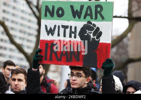 L'homme tient un panneau disant « pas de guerre avec l'Iran » alors que les Canadiens tenaient une manifestation devant le consulat américain à Toronto, Ontario, Canada, sur 04 janvier 2020 pour protester contre l'agression américaine contre l'Iran suite à une frappe aérienne américaine qui a tué le général de division iranien Qassem Soleimani, chef de l'élite de la Force aérienne, Et le commandant de la milice irakienne Abou Mahdi al-Muhandis le vendredi 03 janvier 2020. Les manifestants canadiens ont dénoncé les frappes aériennes ordonnées par le président américain Donald Trump et ont appelé le Canada à retirer ses troupes du Moyen-Orient et ont exhorté le Premier ministre canadien Justin Trudeau à s'interven Banque D'Images