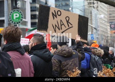 L'homme tient un panneau disant « pas de guerre » alors que les Canadiens ont organisé une manifestation à l'extérieur du consulat américain à Toronto, Ontario, Canada, sur 04 janvier 2020 pour protester contre l'agression américaine contre l'Iran à la suite d'une frappe aérienne américaine qui a tué le major-général iranien Qassem Soleimani, chef de l'élite Quds Force, Et le commandant de la milice irakienne Abou Mahdi al-Muhandis le vendredi 03 janvier 2020. Les manifestants canadiens ont dénoncé les frappes aériennes ordonnées par le président américain Donald Trump et ont appelé le Canada à retirer ses troupes du Moyen-Orient et ont exhorté le premier ministre canadien Justin Trudeau à intervenir et à préc Banque D'Images