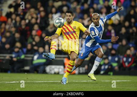 09 Luis Suarez d'Uruguay du FC Barcelone défendu par 05 Naldo du RCD Espanyol lors du match de la Ligue entre le RCD Espanyol et le FC Barcelone et au stade du RCD sur 04 janvier 2020 à Barcelone, Espagne. (Photo par Xavier Bonilla/NurPhoto) Banque D'Images