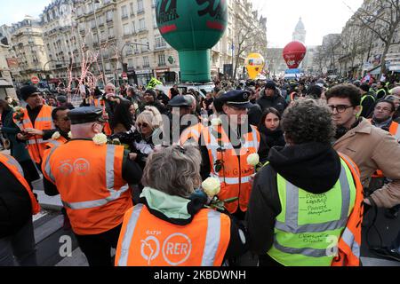 Des cheminots en grève portant une veste orange de l'opérateur de transport public de la RATP à Paris se déposeront dans la rue lors d'une manifestation organisée par le syndicat national français la Confédération générale du travail (CGT) contre la réforme des retraites à 4 janvier 2020, en face de la gare de Lyon à Paris, Sur 7 janvier,2020. Après 30 jours de grève, les syndicats opposés à la réforme des pensions promettent de ne pas accorder de répit au gouvernement la semaine prochaine, avant la reprise des consultations sur 7 janvier,2020. (Photo de Michel Stoupak/NurPhoto) Banque D'Images