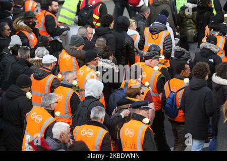 Des cheminots en grève portant une veste orange de l'opérateur de transport public de la RATP à Paris se déposeront dans la rue lors d'une manifestation organisée par le syndicat national français la Confédération générale du travail (CGT) contre la réforme des retraites à 4 janvier 2020, en face de la gare de Lyon à Paris, Sur 7 janvier,2020. Après 30 jours de grève, les syndicats opposés à la réforme des pensions promettent de ne pas accorder de répit au gouvernement la semaine prochaine, avant la reprise des consultations sur 7 janvier,2020. (Photo de Michel Stoupak/NurPhoto) Banque D'Images