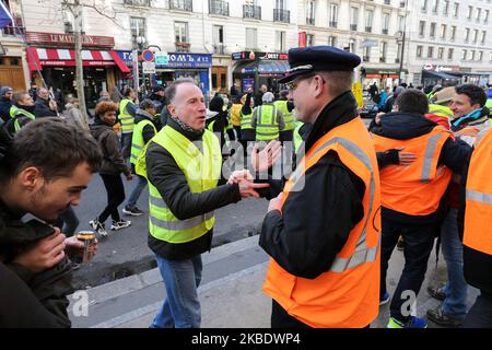 Les cheminots en grève portant une veste orange de l'opérateur de transport public de la RATP de Paris fraternise avec des gilets jaunes lors d'une manifestation organisée par le syndicat national français la Confédération générale du travail (CGT) contre la réforme des retraites sur 4 janvier 2020, en face de la gare de Lyon à Paris, Sur 4 janvier 2020. Après 30 jours de grève, les syndicats opposés à la réforme des pensions promettent de ne pas accorder de répit au gouvernement la semaine prochaine, avant la reprise des consultations sur 7 janvier,2020. (Photo de Michel Stoupak/NurPhoto) Banque D'Images