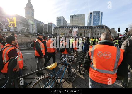 Des cheminots en grève portant une veste orange de l'opérateur de transport public de la RATP à Paris se déposeront dans la rue lors d'une manifestation organisée par le syndicat national français la Confédération générale du travail (CGT) contre la réforme des retraites à 4 janvier 2020, en face de la gare de Lyon à Paris, Sur 7 janvier,2020. Après 30 jours de grève, les syndicats opposés à la réforme des pensions promettent de ne pas accorder de répit au gouvernement la semaine prochaine, avant la reprise des consultations sur 7 janvier,2020. (Photo de Michel Stoupak/NurPhoto) Banque D'Images