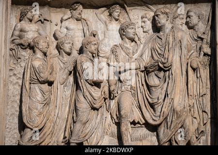 Une scène de sculpture sur l'Arche de Trajan, une arche triumphale romaine historique à Benevento, dans la région de Campanie en Italie, a été érigée en l'honneur de l'empereur Trajan à travers la via Appia le 27 décembre 2019. (Photo de Diego Cupolo/NurPhoto) Banque D'Images