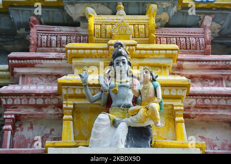 Des figures de divinités hindoues ornent le Temple Murugan Sud (Kovil Murugan Sud) sur l'île Analaitivu, dans la région de Jaffna, au Sri Lanka. Ce temple hindou historique est dédié à Lord Murugan. (Photo de Creative Touch Imaging Ltd./NurPhoto) Banque D'Images